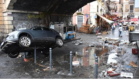 Pioggia a Catania, strada come fiume e moto trascinata via