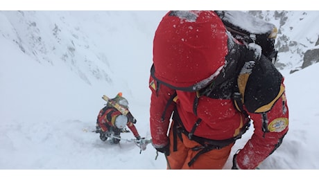 Gran Sasso, sospese le operazioni di soccorso dei due escursionisti scivolati sul Corno Grande