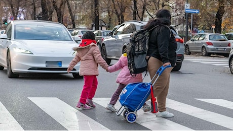 Milano, bimba sul passeggino investita sulle strisce: “Ero sovrappensiero, non mi sono accorto”