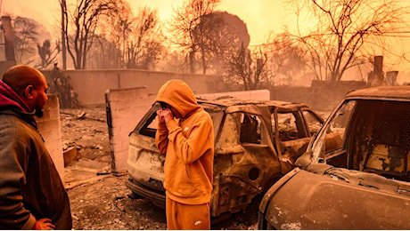 Los Angeles, le news sull’incendio. Biden dichiara stato di “disastro grave”. Roghi indomabili, 5 morti