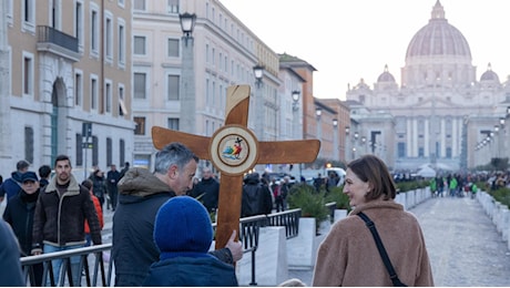 Giubileo, già mezzo milione di pellegrini ha varcato la porta santa a San Pietro