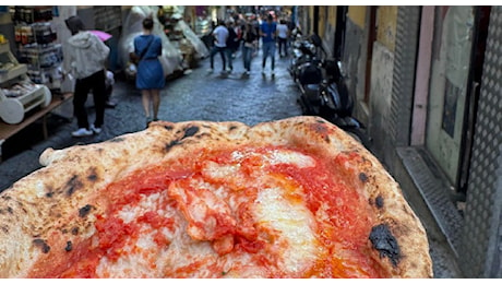 Un po' di pizza napoletana pre match?: il Como in giro per la città a poche ore dalla partita | FOTO