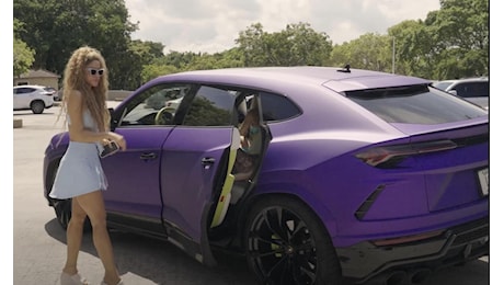 Shakira e la sua Lamborghini Urus si separano: ha beccato un marciapiede e la regala ai suoi fan