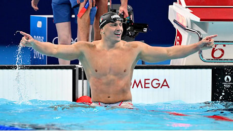 Olimpiadi, fantastico Niccolò Martinenghi: il primo oro azzurro arriva dai 100 rana. “Volevo solo sentire l'inno”