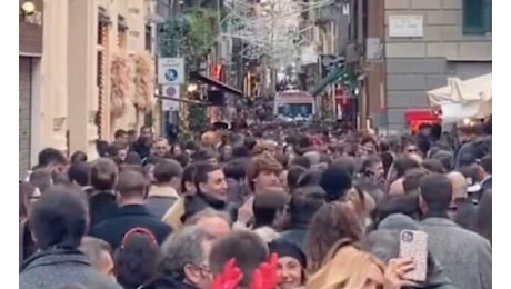 Napoli, baretti di Chiaia presi d'assalto. Folla impressionante per il brunch della Vigilia