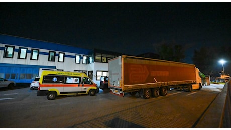 Investita da un tir sul piazzale dell'azienda per cui lavorava: morta una leccese a Padova