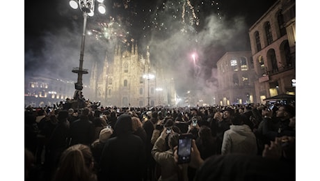 Una ragazza racconta di essere stata aggredita in piazza Duomo a Capodanno: Ci toccavano sotto i nostri vestiti