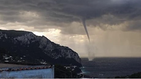 Capri, lo spettacolo della tromba marina lungo le coste dell'isola