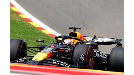 F1, Max Verstappen fa paura a Spa: miglior tempo per dispersione nella FP1. Ferrari distanti