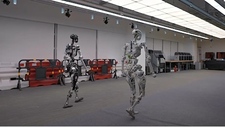 L'AI cinese fa camminare robot umanoidi in modo sorprendentemente naturale