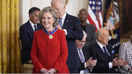 Stati Uniti: Biden consegna la medaglia della Liberà a Soros, Clinton e altre 17 personalità