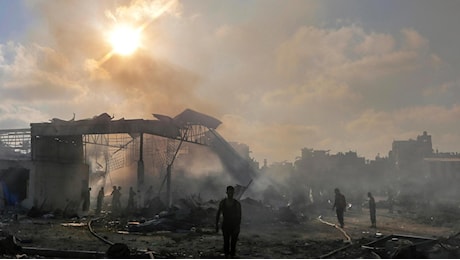 Gaza, attacchi israeliani in corso attorno al campo profughi di Bureji. “Almeno 27 morti, ci sono bambini”