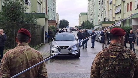 Caivano, maxi blitz delle forze dell'ordine al Parco Verde: in corso lo sgombero di 36 case occupate abusivamente