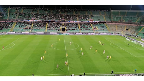 Palermo-Frosinone, i rosa vincono 2-0 e vanno ai play-off ma la curva fischia. La partita minuto per minuto