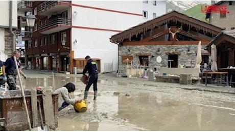 Valle d'Aosta, a Cervinia si scava nel fango dopo l'alluvione