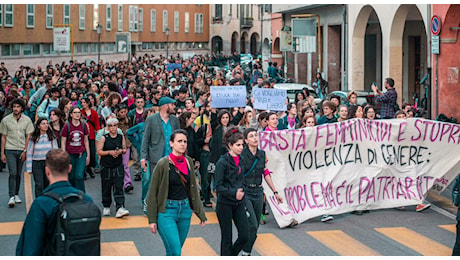 Corteo in centro per dire basta alla violenza sulle donne, attese migliaia di persone. «Ci vogliamo vive e libere. Non lasceremo sola nessuna»