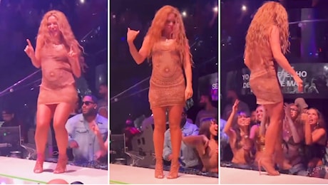 Shakira umiliata sul palco: un fan la filma sotto il vestito, lei se ne va infuriata