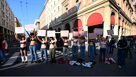 Corteo anti Meloni a Bologna: le foto