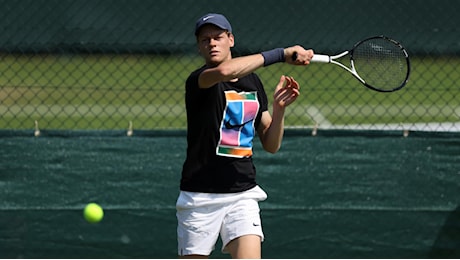 Jannik Sinner è sbarcato a Wimbledon: giovedì l'allenamento con Novak Djokovic, venerdì il sorteggio