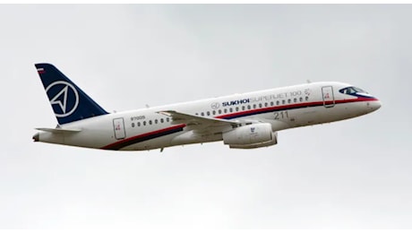 Superjet Sukhoi, aereo russo si schianta vicino Mosca: morti tre piloti. «Incidente durante volo di prova dopo riparazione»