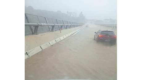 Maltempo, allagamenti in A10 e carreggiata fiume: autostrada riaperta con code chilometriche