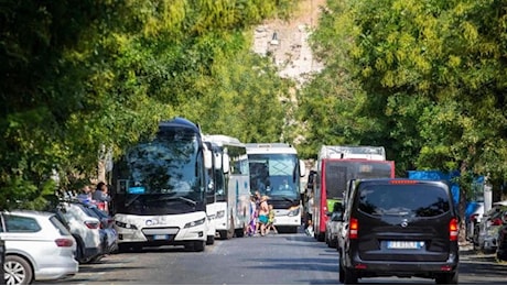 Pullman turistici, ufficiali i rincari per l’ingresso a Roma: aumenti del 200%