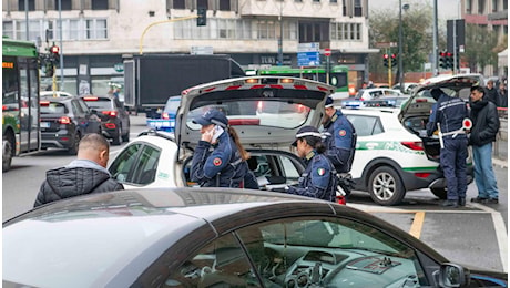 Bimba di 3 anni investita a Milano sulle strisce da pirata della strada, 63enne fermato dopo la fuga