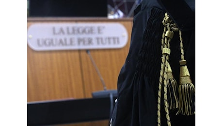 «La 18enne era ubriaca ma consenziente», due giovani assolti dalla accusa di stupro. La ragazza era stata portata a spalla nell'appartamento