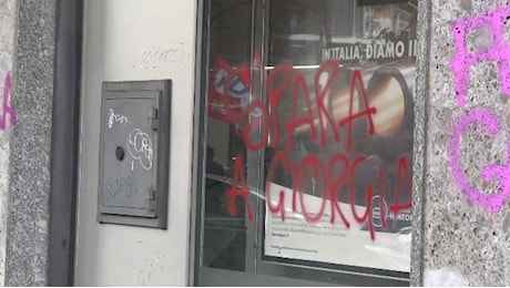 Milano. Corteo pro Pal, la scritta 'Spara a Giorgia' su una vetrina