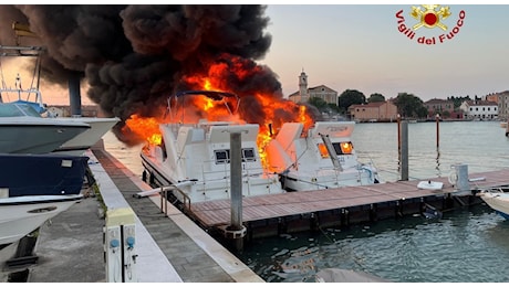 Forti esplosioni a Venezia, due imbarcazioni houseboat in fiamme a Murano nel cantiere Scarpa: nessuna persona coinvolta
