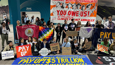 Cop29: vietato manifestare, “potete solo mormorare”. E gli attivisti per protesta schioccano le dita