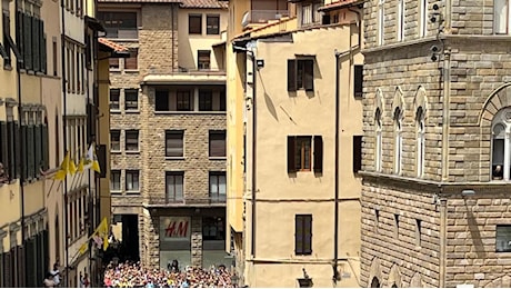 Tour de France 2024, la gente, il boato e i campioni nella festa tra le strade di Firenze