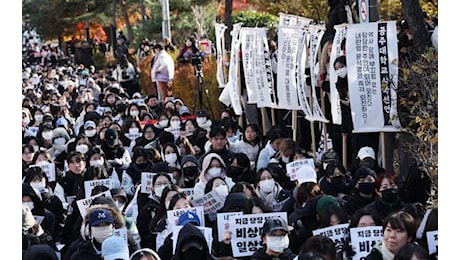 Corea del Sud, polizia: 'Almeno in 200mila a Seul per le proteste contro il presidente Yoon'