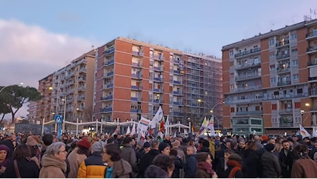 Solidarietà e rabbia al Pigneto: migliaia manifestano contro l’omofobia