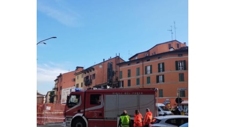 Via Riva Reno, tubo del gas perforato durante i lavori del tram: palazzi evacuati