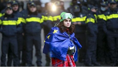 Georgia, manifestazione contro la prima sessione del nuovo Parlamento: l'opposizione boicotta l'aula