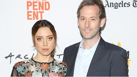 Aubrey Plaza rompe il silenzio sul suicidio del marito Jeff Baena: «È una tragedia inimmaginabile»