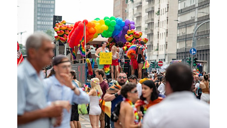“Molestati e palpeggiati al Milano Pride”, la denuncia di quattro giornalisti in servizio alla parata arcobaleno