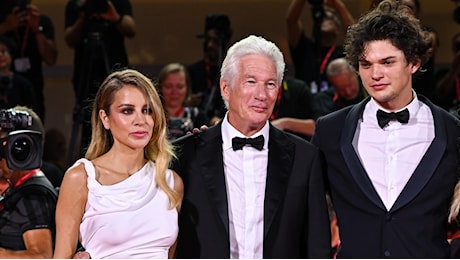 Richard Gere, al Festival di Venezia 2024 con il figlio e la moglie, è la star dall'eleganza intramontabile