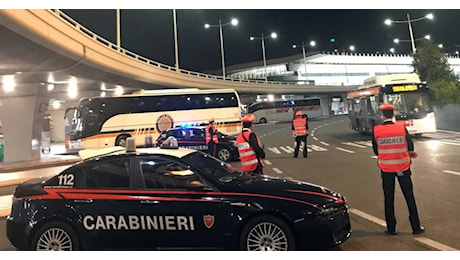 Bruciano il posto di blocco in scooter, poi l'inseguimento con i carabinieri per tutta la città: morto un 20enne