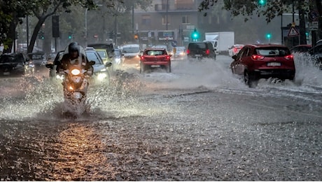 Il ciclone punta verso l'Italia: porta pioggia battente e freddo. C'è l'allerta meteo arancione