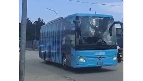 Il Napoli sbarca a Pozzuoli: l'arrivo del bus azzurro partito da Castel di Sangro