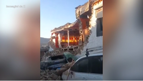 VIDEO Cina, terremoto al confine con Nepal: decine di morti