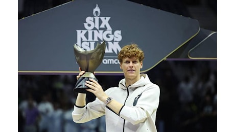 Jannik Sinner batte Alcaraz (dopo Djokovic) ed è record anche nei guadagni: ecco quanti milioni ha incassato col Six Kings Slam e nel 2024 nonostante il caso doping Costebol (e non è finita)