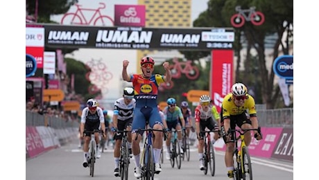 Ciclismo, Giro d'Italia: a Pedersen tappa e maglia rosa