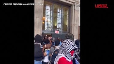 Columbia University, gli scontri nella biblioteca e gli arresti della polizia