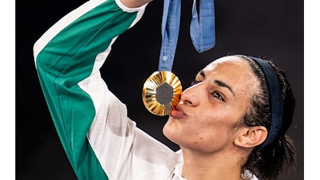 Imane Khelif portabandiera dell'Algeria per la cerimonia di chiusura delle Olimpiadi