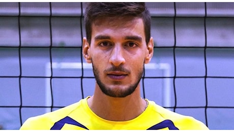 Danilo Cremona, morto dopo un malore in campo durante il torneo di pallavolo: aveva 32 anni