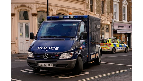 Regno Unito, tre donne uccise con una balestra vicino Londra: è caccia all'uomo
