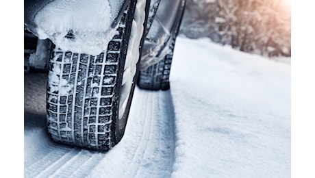 Pneumatici invernali, adesso si possono montare: obblighi e regole